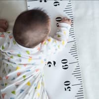 Baby auf Maßband