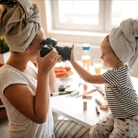 Tochter möchte nicht von der Mutter fotografiert werden.