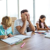 Vater hat keine Lust auf Hausaufgaben mit seinen Kindern.