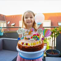 Mädchen freut sich über pompöse Einschulungstorte
