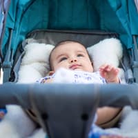 Baby liegt in Reisebuggy