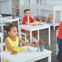 Kleine Kinder in der Schule