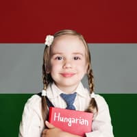 Kleines Mädchen mit Zöpfen vor der ungarischen Flagge.