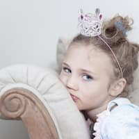 Kleine Prinzessin auf dem Sofa.