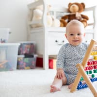 Baby spielt mit Abacus zu Hause.