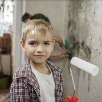 Geschwister renovieren ihr Zimmer.