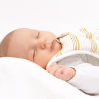 Baby schläft im Schlafsack.