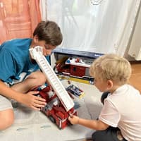 Katrins Söhne sind von der Spielwelt "Feuerwehr" von Bruder begeistert.