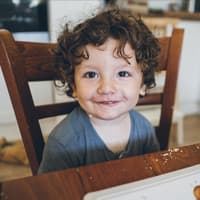 Sitzen bleiben oder aufstehen: Diese Frage sorgt in vielen Familien immer wieder für Stress.