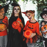 Geschminkte und kostümierte Kinder zu Halloween