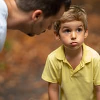 Vater erklärt kleinen Jungen Sohn, wie man sich zu benehmen.