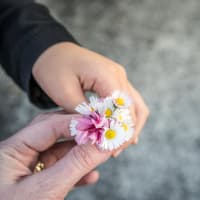 Kind schenkt seinen Eltern Blumen