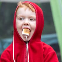 Ein Kind isst einen Marshmallow ...