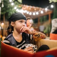 Kleiner Junge schaut einen Halloween-Film für Kinder.