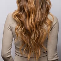 Frau mit Locken