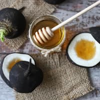 Rettich-Honig-Saft ist ein gutes Hausmittel bei Kinder-Husten. 