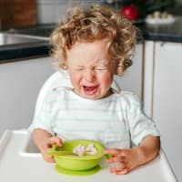 Kleines Mädchen schreit beim Essen