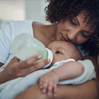 Kann Folgemilch dafür sorgen, dass Babys länger und besser schlafen?