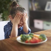 Das Kind mag sein Essen nicht? Dr. Celine Schlager rät, es nicht zum Aufessen zu zwingen.