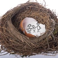 Gebrochenes Ei im Nest