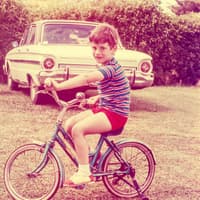 Junge auf einem Fahrrad in den 70ern.
