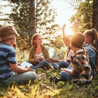 Kinder lernen draußen in der Natur.
