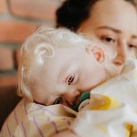 Wenn das Baby erkältet ist, sind ist Kuscheln besonders wichtig. 