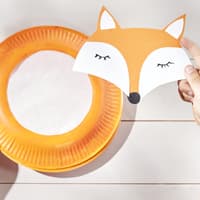 Eine Fuchslaterne gebastelt aus Papptellern.