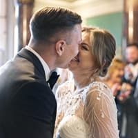 Glückliches Paar bei der Hochzeit.