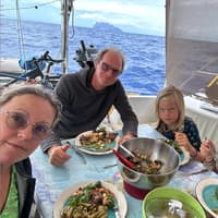 Familie auf dem Segelboot.