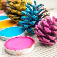 Basteln mit Tannenzapfen: Einfache Ideen mit Kindern 