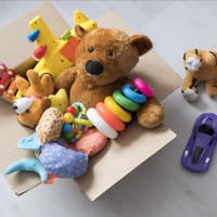 Gebrauchtes Spielzeug in einem Karton