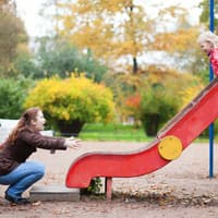 Mutter und Tochter auf dem Spielplatz.