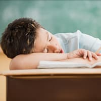 Müder Junge in der Schule.