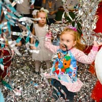 Kinder haben drinnen Spaß auf dem Kindergeburtstag.