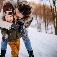 Mutter und Sohn im Schnee: Schneepflug-Eltern räumen den Kindern alle Hindernisse aus dem Weg. 