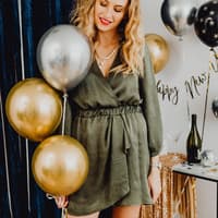 Eine schwangere Frau auf einer Silvester-Party