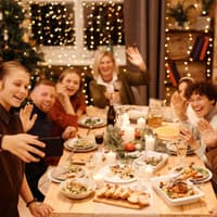 Eine Familie sitzt zusammen beim Abendessen. 