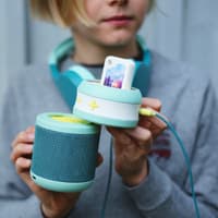 Kleines Mädchen mit dem Audioplayer "Galakto".