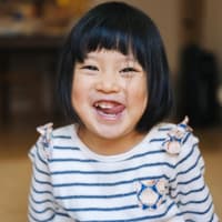 Ein japanisches Mädchen streckt fröhlich ihre Zunge heraus.