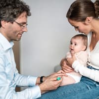 Es gibt unterschiedliche Impfungen gegen Meningokokken – Eltern sollten sich unbedingt beim Kinderarzt informieren. 