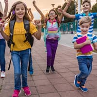 Kinder freuen sich auf die Ferien.