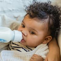 Baby mit Fläschchen.