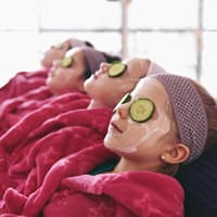 Junge Mädchen mit Gesichtsmaske im Spa.