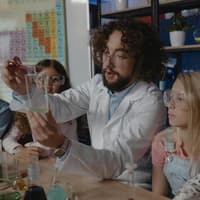 Ein Chemie-Lehrer beim Experiment