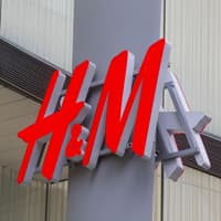 Das knallrote H&M-Logo ist weltweit bekannt.