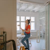 Schwangere renoviert das Kinderzimmer.