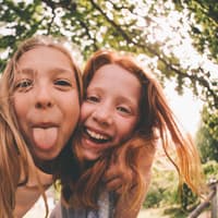 Flachwitze für Kinder sorgen für Lachanfälle.