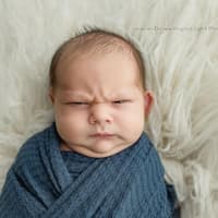 Ein Baby, das mürrisch guckt.