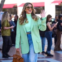 Heidi Klum mit mintfarbenem Blazer